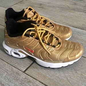 Barely Worn. Sold out in size! Nikes